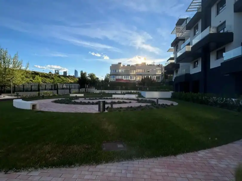Vista exterior de Pis de lloguer en  Madrid Capital amb Aire condicionat, Terrassa i Piscina