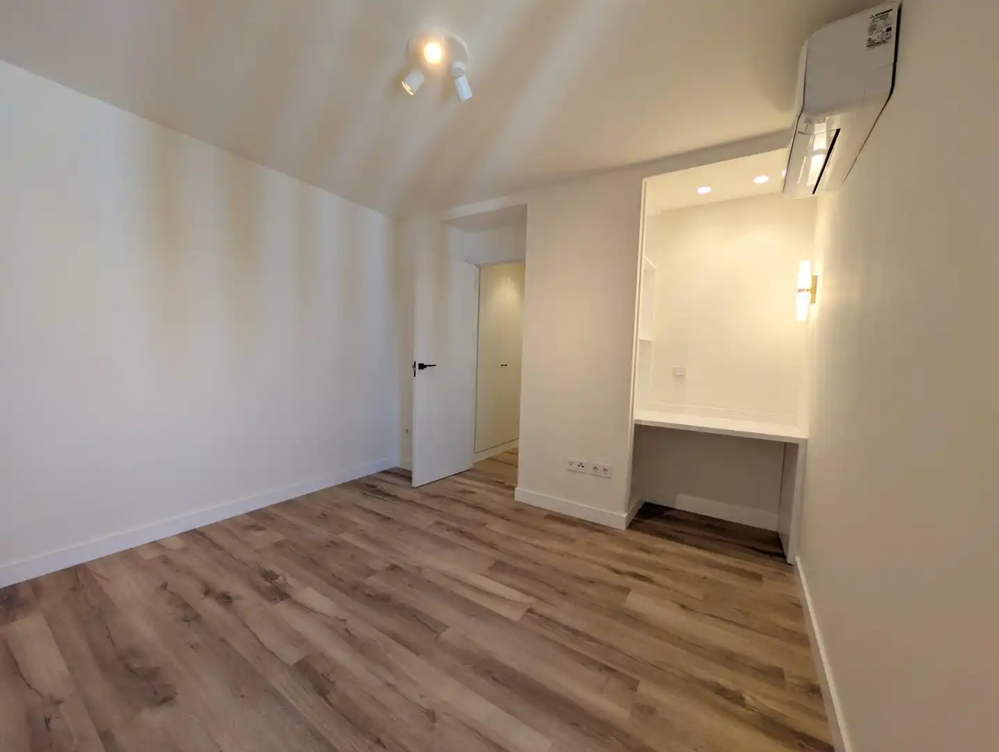 Bedroom of Flat for rent in Sevilla  with Air Conditioner, Heating and Balcony