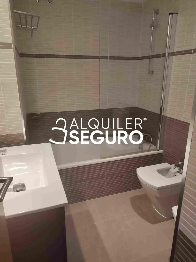 Baño de Piso de alquiler en Zaragoza con Aire acondicionado, Calefacción y Amueblado
