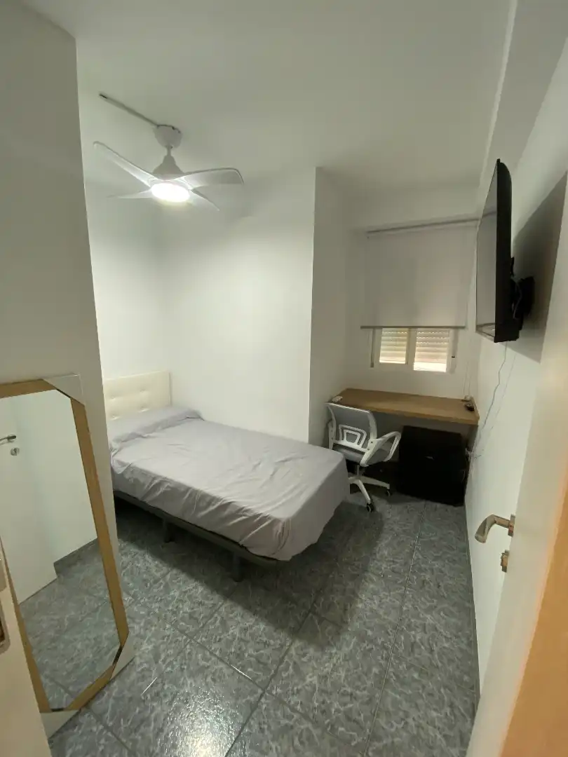 Dormitori de Apartament per a compartir en Valencia amb Aire condicionat, Moblat i Forn
