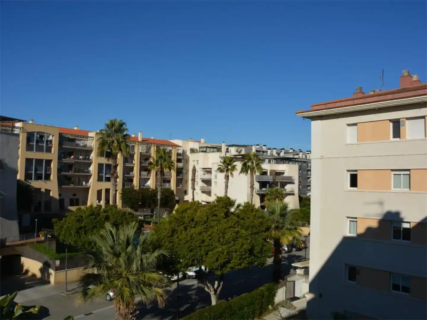 Außenansicht von Wohnung zur Miete in Sitges mit Klimaanlage, Schwimmbad und Balkon