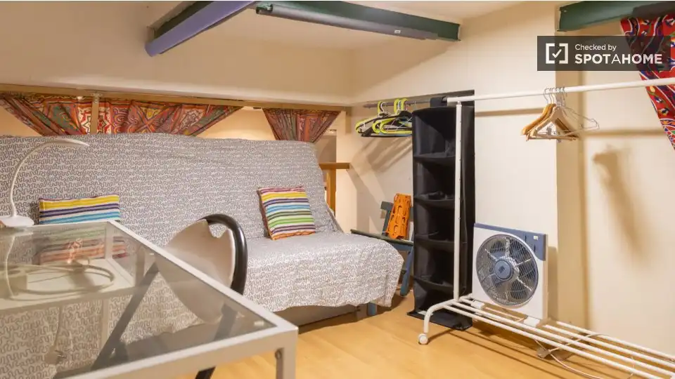 Dormitori de Apartament per a compartir en Madrid amb Aire condicionat, Calefacció i Terrassa