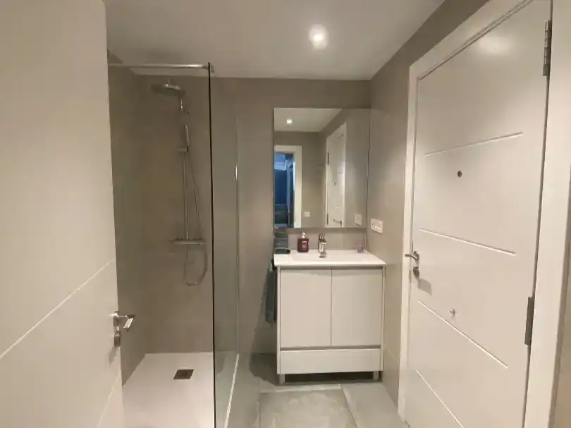 Badezimmer von Einfamilien-Reihenhaus zur Miete in Guaro mit Klimaanlage, Schwimmbad und Möbliert