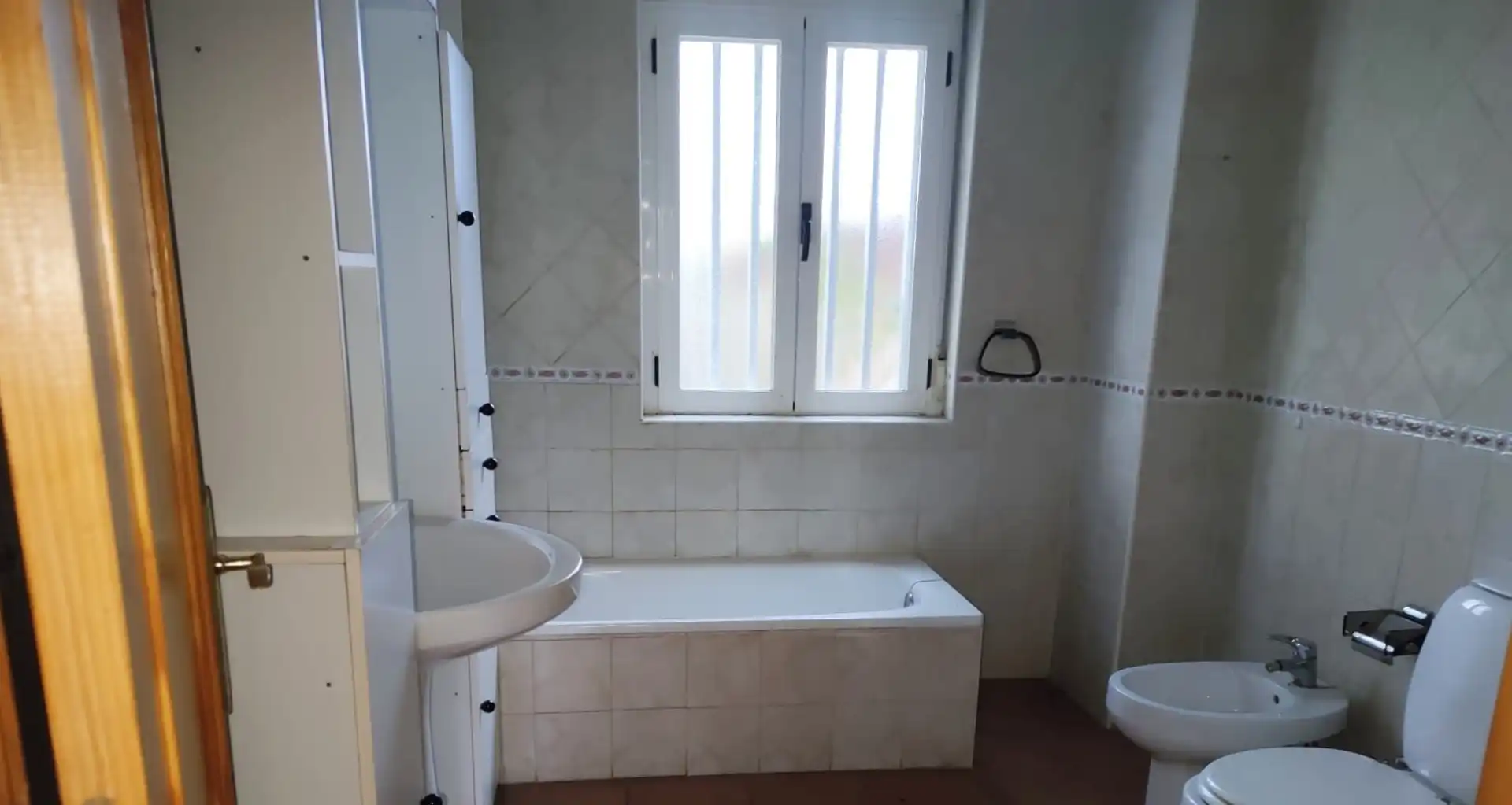Badezimmer von Haus oder Chalet zum Verkauf in Alija del Infantado mit Privatgarten und Parkett