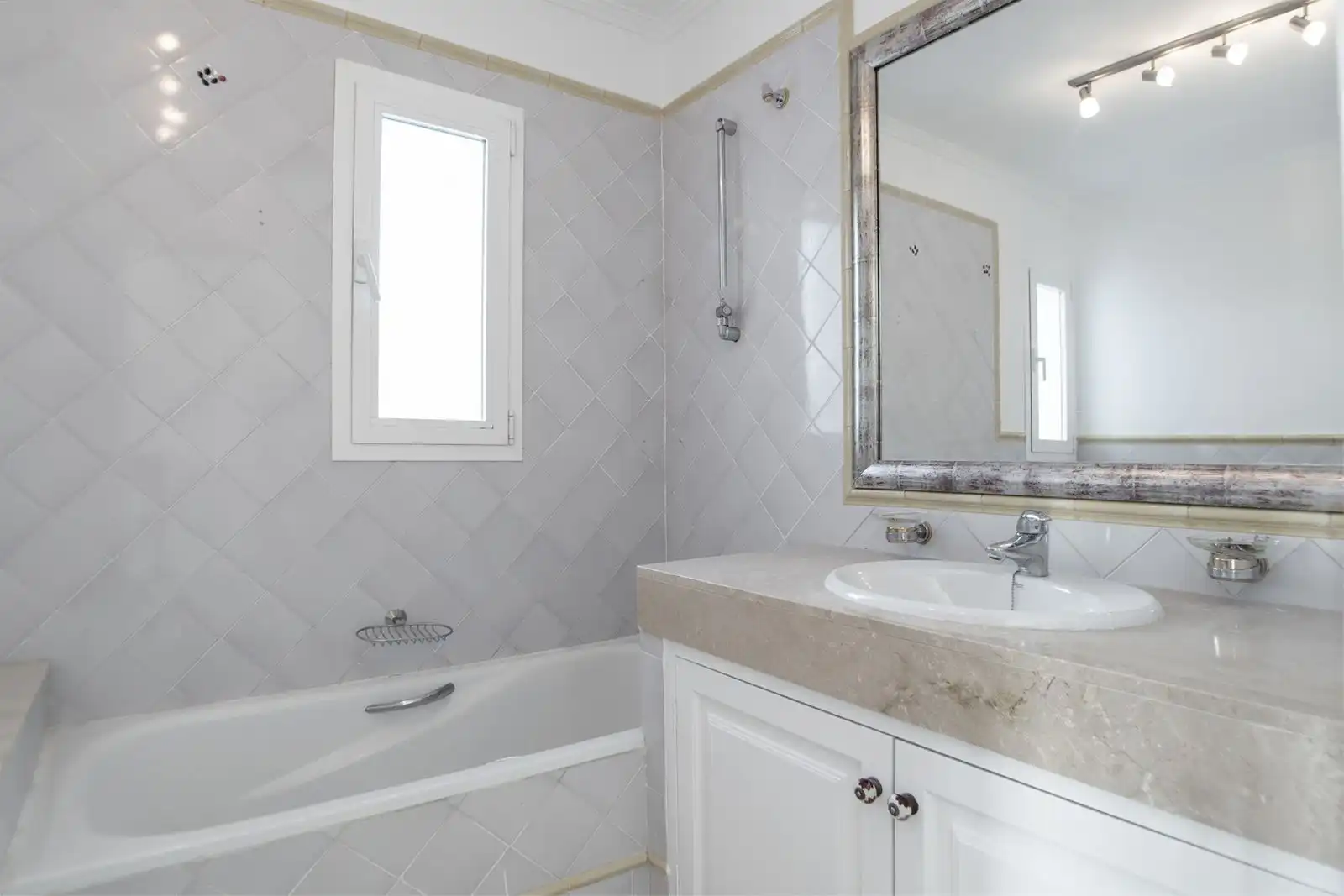 Bathroom of Houses for rent in Marbella  with Air Conditioner, Heating and Private garden