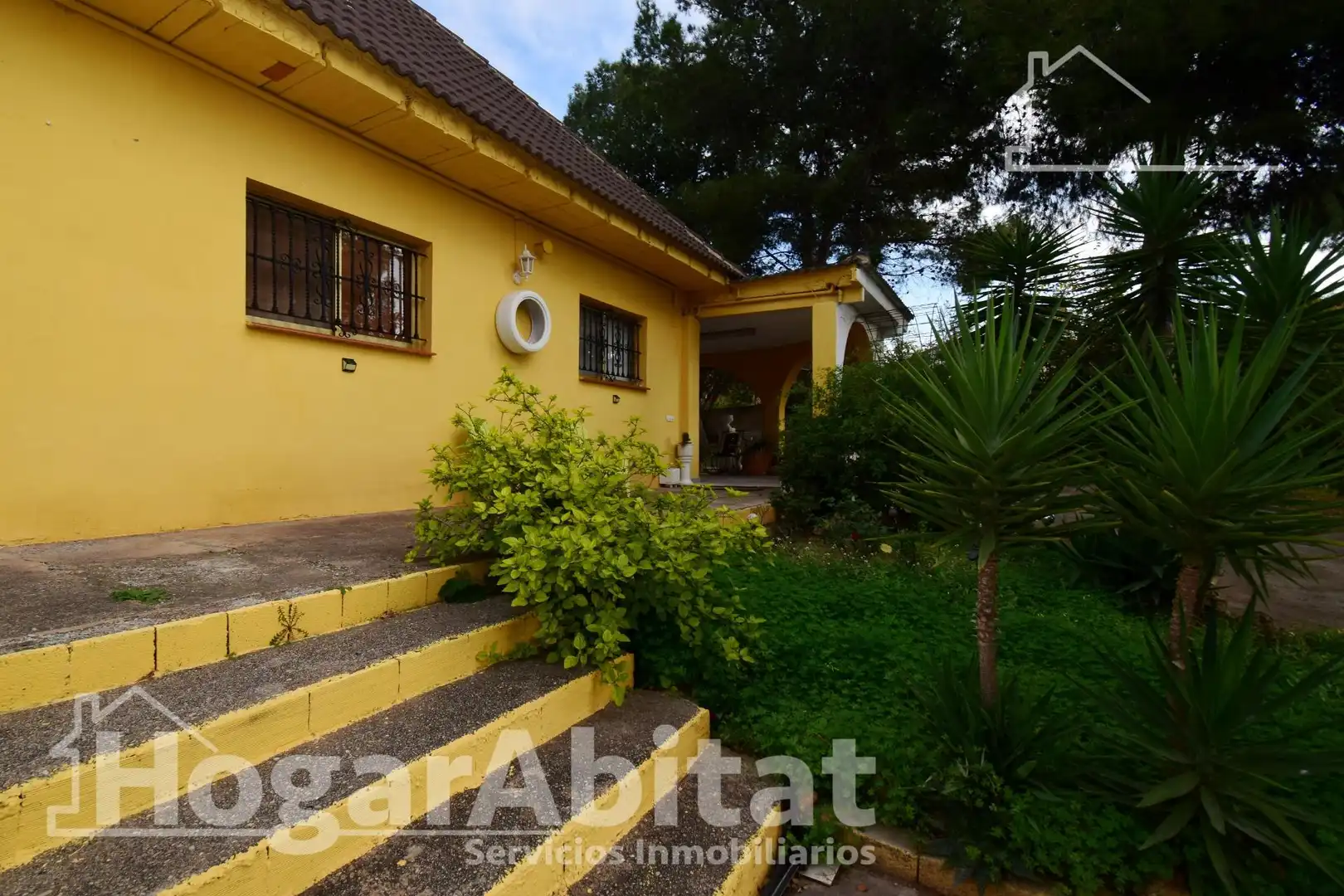 Vista exterior de Casa o xalet en venda en Llíria amb Jardí privat, Terrassa i Traster