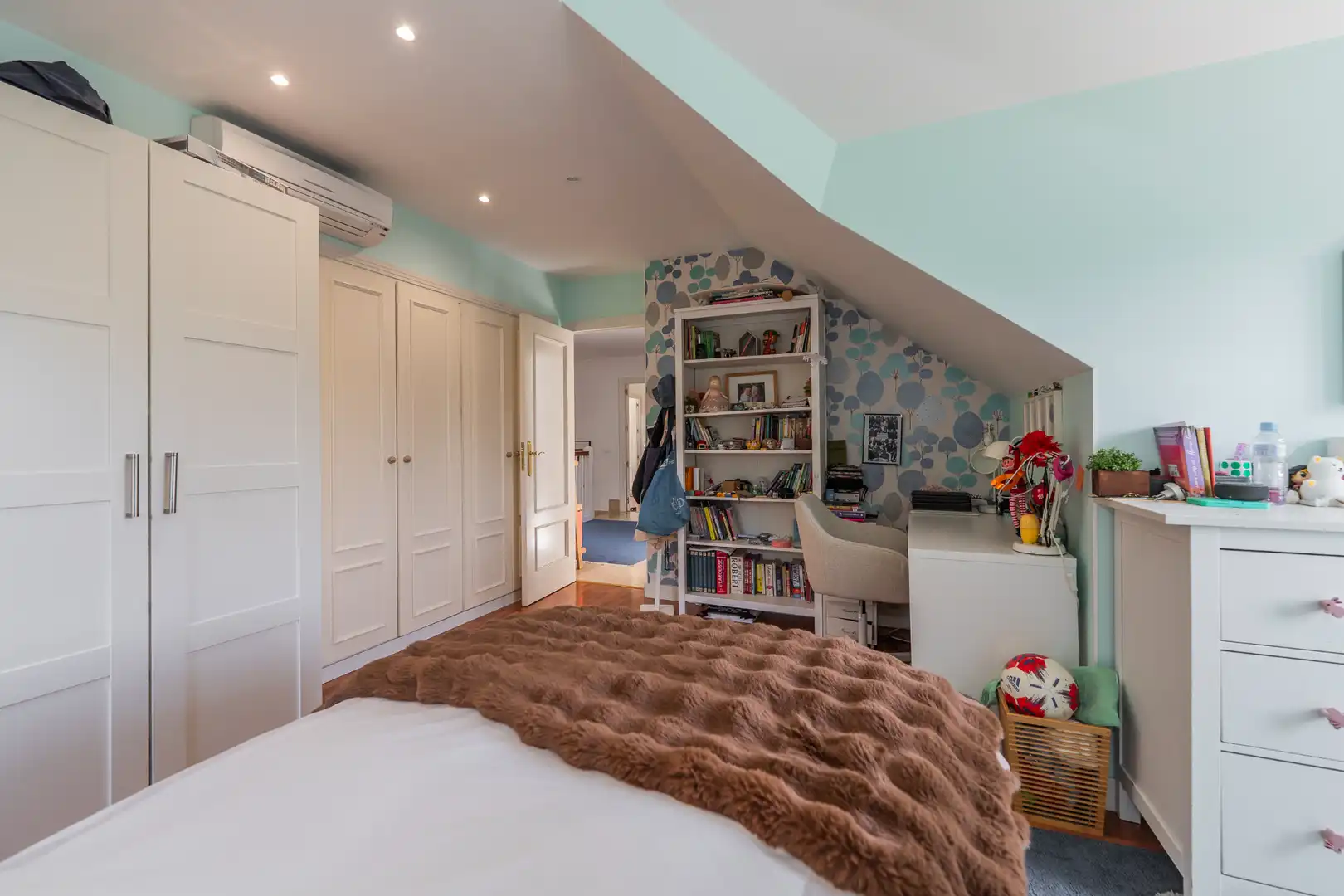 Bedroom of Houses for sale in Madrid  with Air Conditioner, Private garden and Swimming Pool