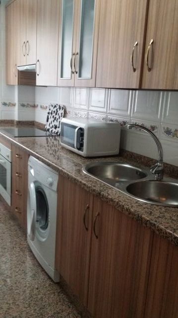 Cuina de Apartament de lloguer en Benalmádena amb Aire condicionat, Terrassa i Moblat