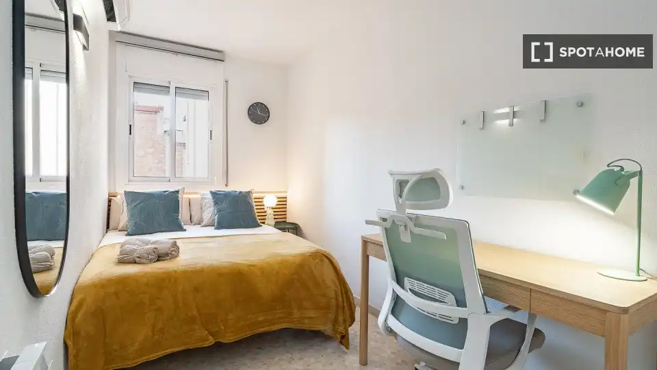 Dormitori de Pis per a compartir en L'Hospitalet de Llobregat amb Aire condicionat, Calefacció i Moblat