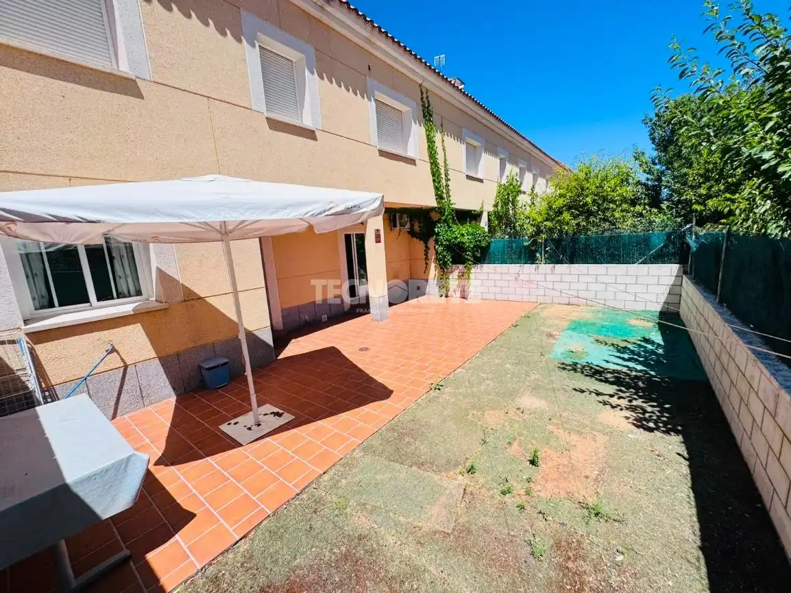 Vista exterior de Casa adosada en venda en Albarreal de Tajo amb Aire condicionat, Jardí privat i Terrassa