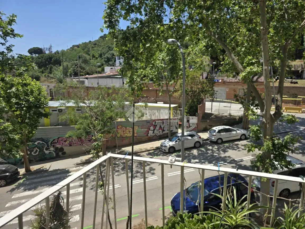 Vista exterior de Piso en venta en Barcelona con Balcón