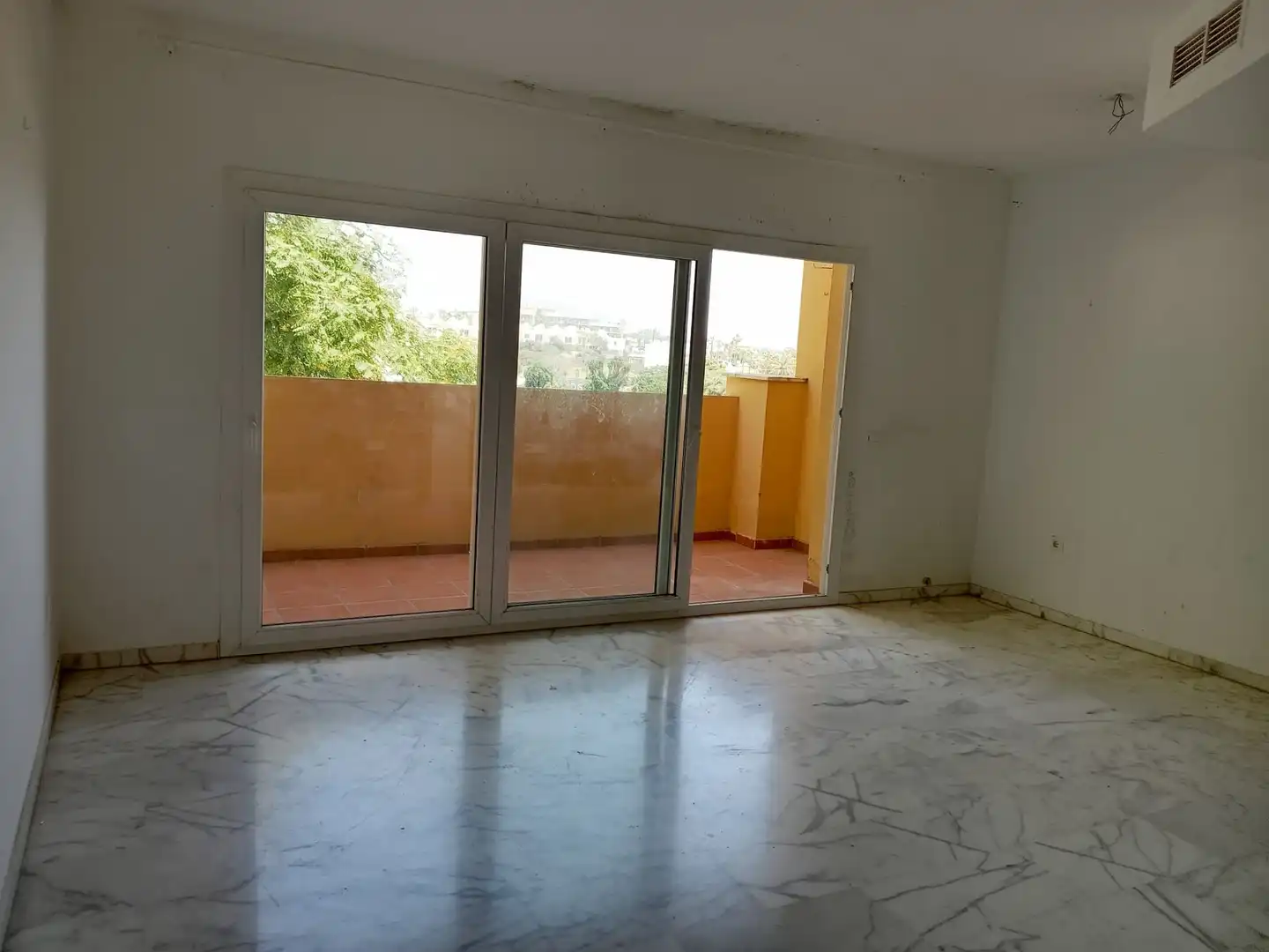 Terraza de Piso en venta en Estepona con Aire acondicionado