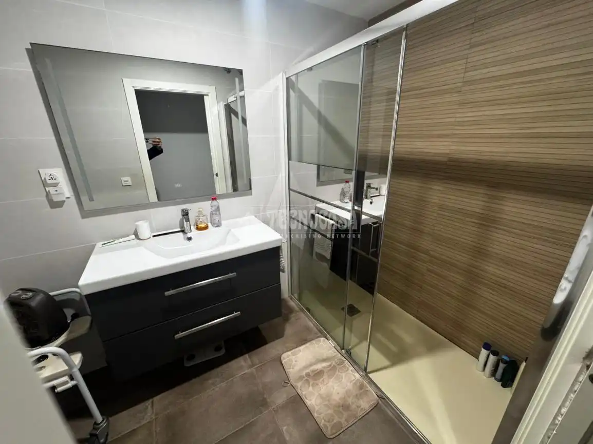 Badezimmer von Wohnung zum Verkauf in Cádiz mit Privatgarten und Terrasse
