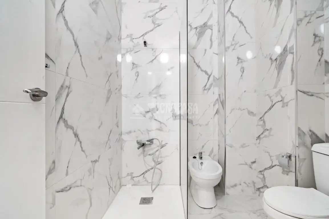 Bathroom of Flat for sale in Granada  with Air Conditioner, Heating and Terrace