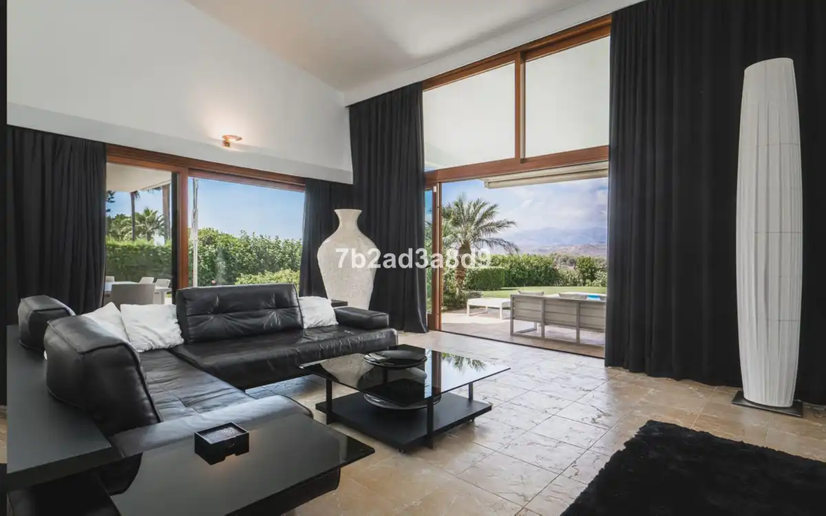 Sala d'estar de Casa o xalet en venda en Marbella amb Aire condicionat, Jardí privat i Terrassa