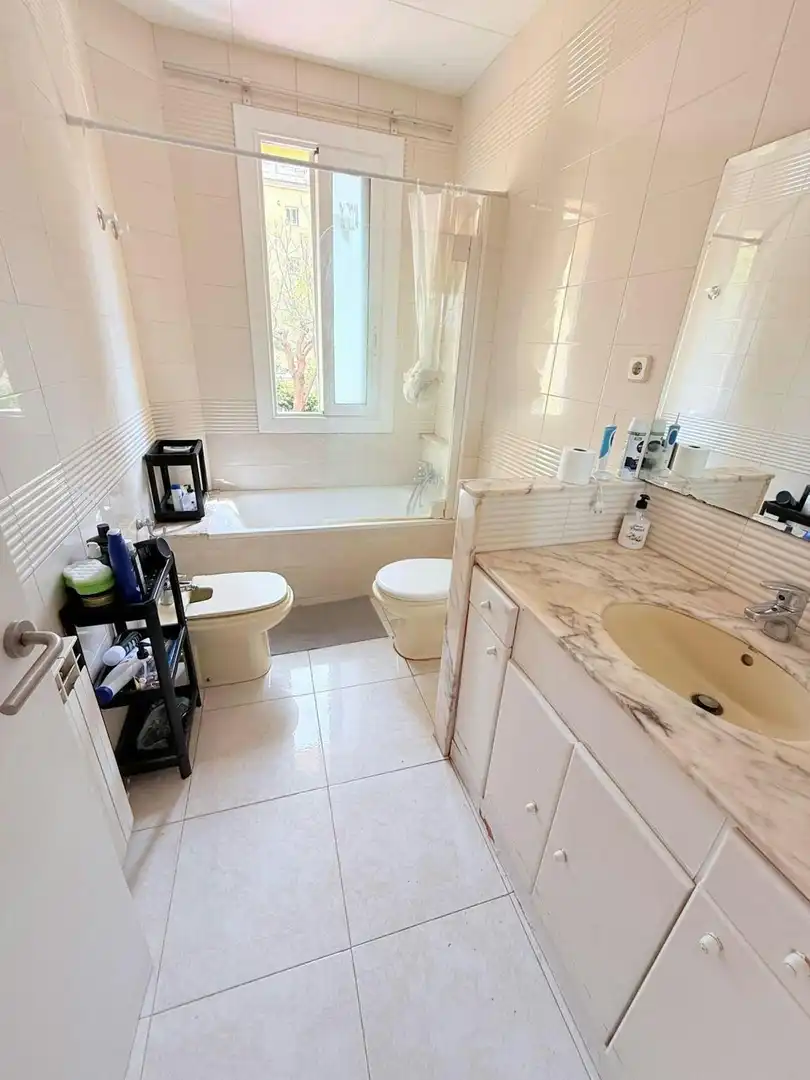 Baño de Piso para compartir en Barcelona con Lavadora