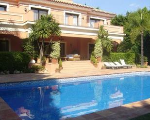 Jardí de Casa o xalet de lloguer en Marbella amb Aire condicionat, Terrassa i Piscina