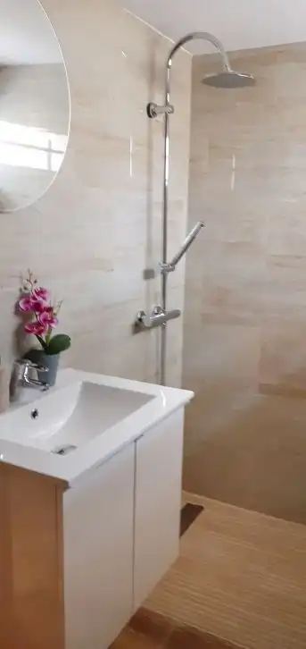 Badezimmer von Haus oder Chalet zum Verkauf in L'Alfàs del Pi mit Klimaanlage, Privatgarten und Terrasse