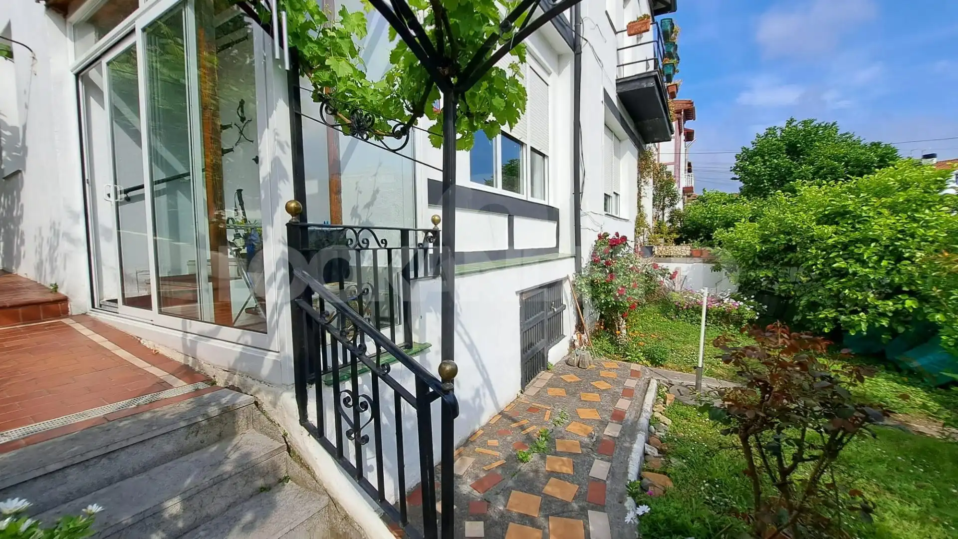 Vista exterior de Casa o xalet en venda en Bilbao  amb Calefacció, Jardí privat i Terrassa