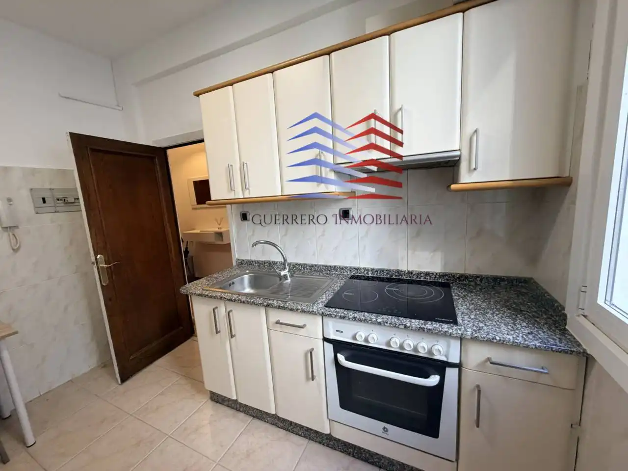 Cuina de Apartament de lloguer en O Carballiño   amb Calefacció, Parquet i Moblat