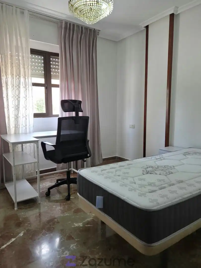 Habitación de Piso de alquiler en Jaén con Jardín privado, Piscina y Amueblado