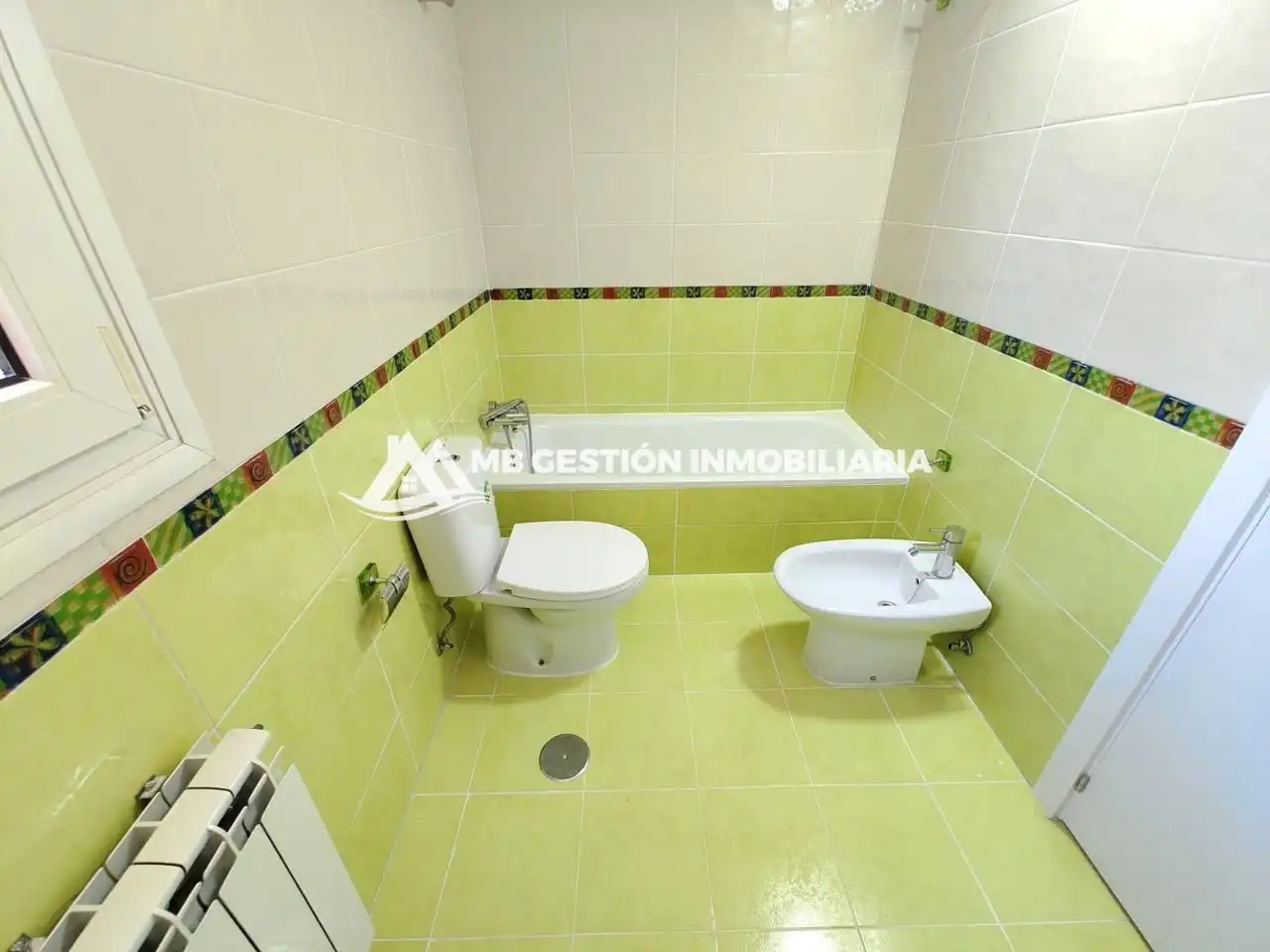 Baño de Casa adosada en venta en Fuenlabrada con Aire acondicionado, Calefacción y Jardín privado