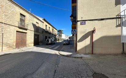 Vista exterior de Casa adosada en venda en Baeza amb Terrassa i Balcó