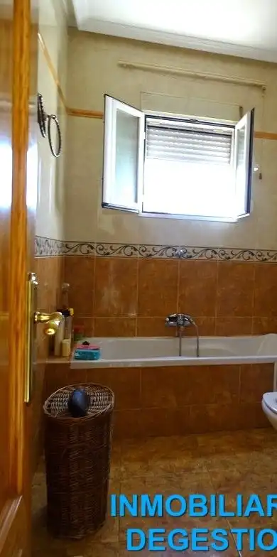 Bany de Casa o xalet en venda en Linares amb Aire condicionat, Calefacció i Jardí privat