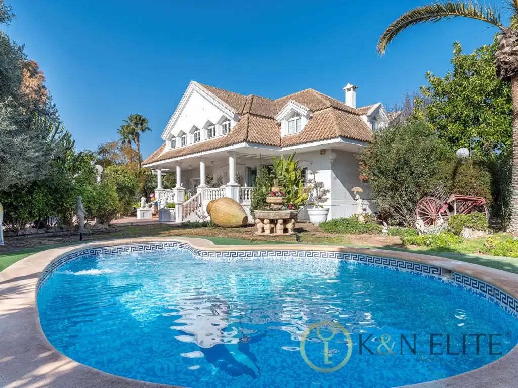 Casa amb piscina en venda a Calle Rio Turia 39