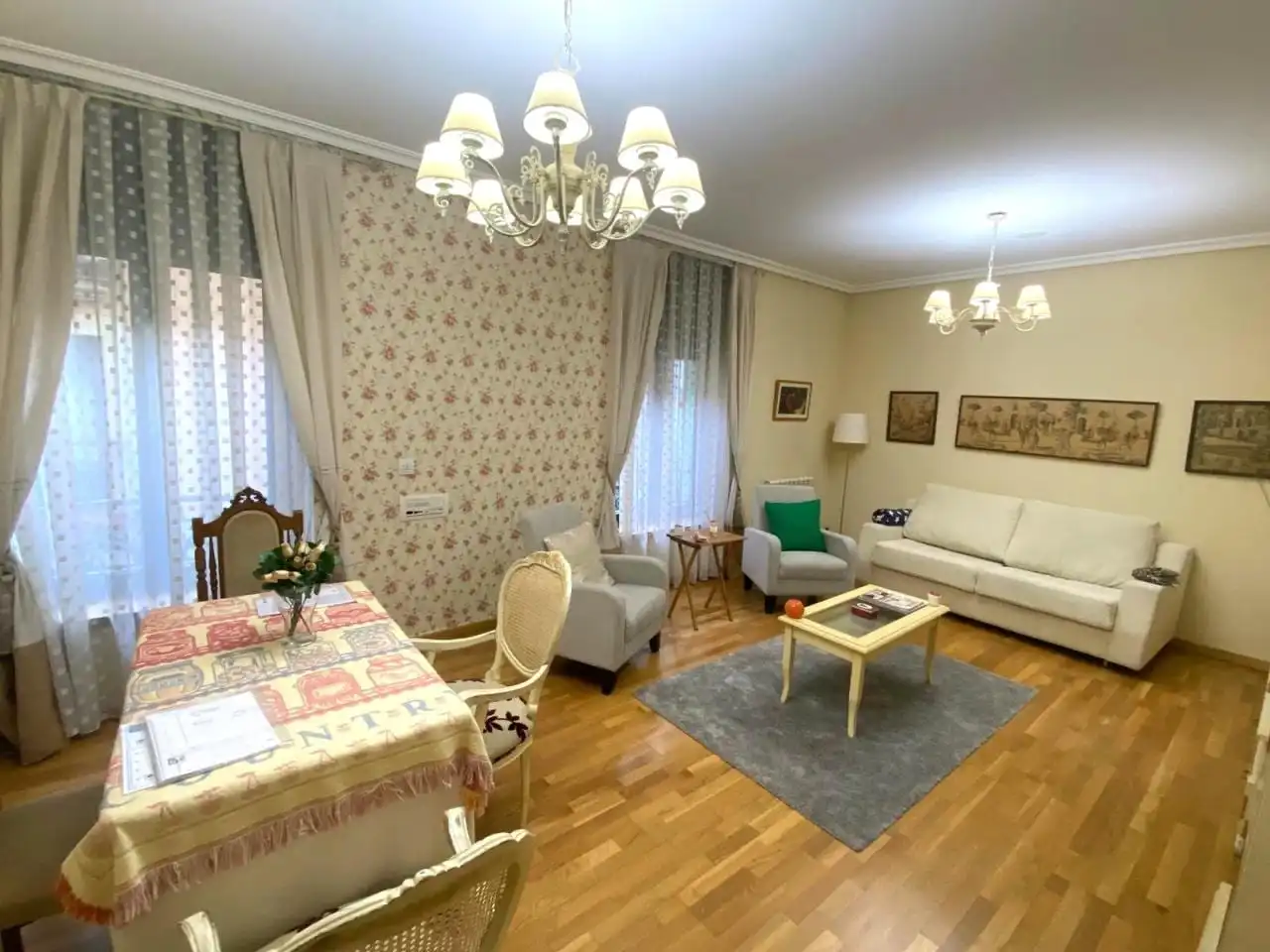 Sala d'estar de Apartament de lloguer en León Capital  amb Calefacció, Parquet i Moblat