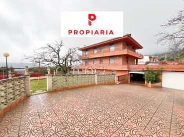 Casa amb balcó en venda a Vallirana