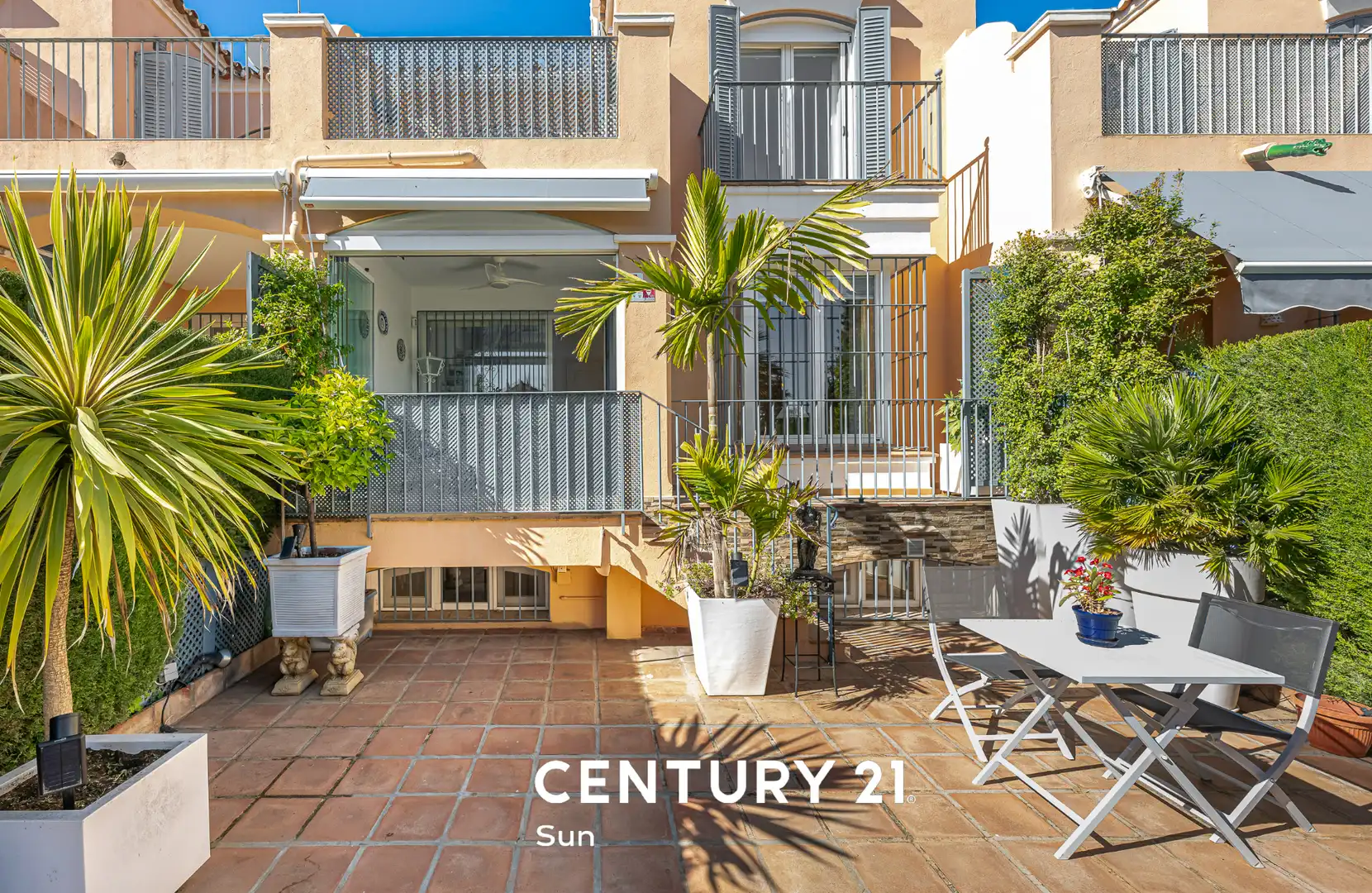 Vista exterior de Casa adosada en venta en Marbella con Aire acondicionado, Calefacción y Jardín privado