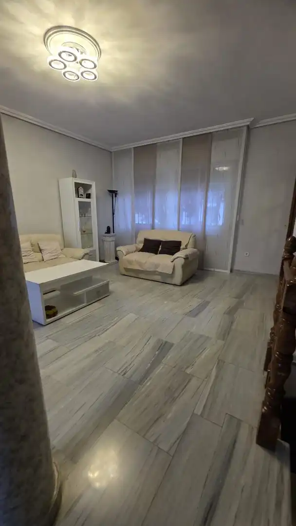 Sala d'estar de Casa adosada en venda en Ciudad Real amb Aire condicionat, Calefacció i Terrassa