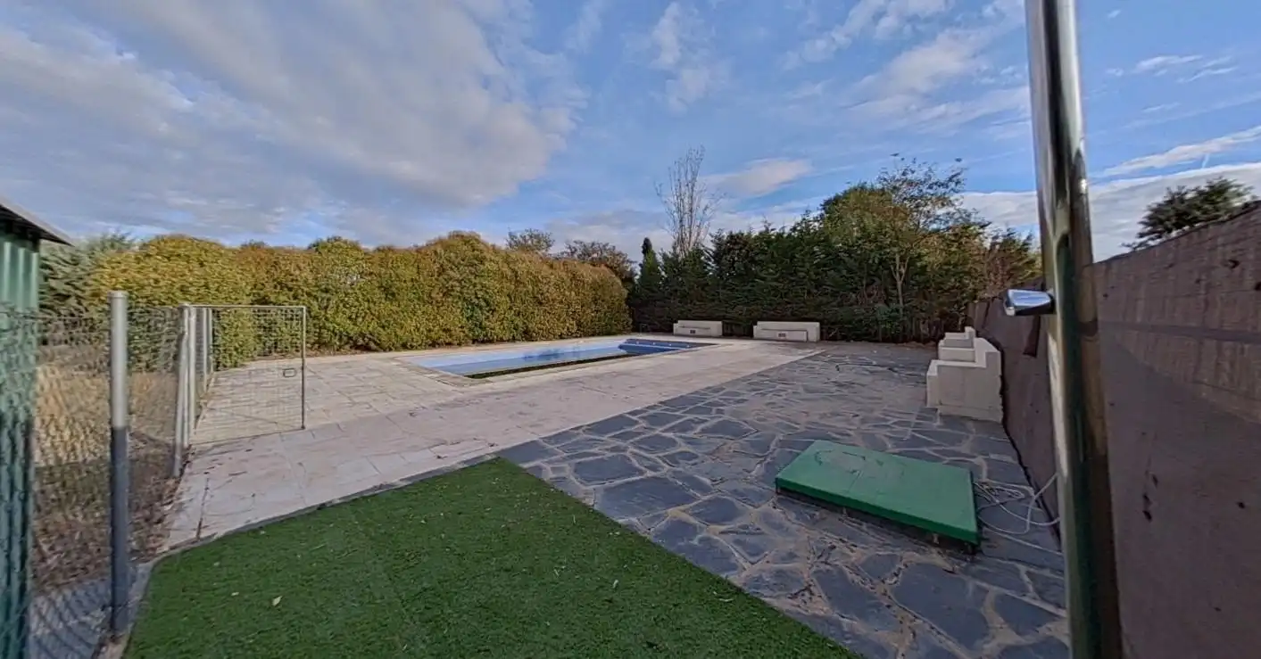 Detached house with pool for sale in Eurovillas