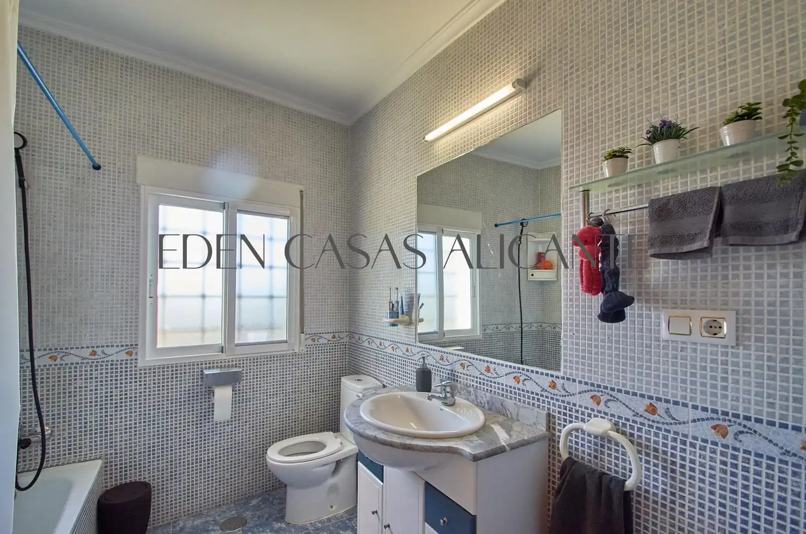 Bany de Casa o xalet en venda en Alicante / Alacant amb Aire condicionat, Jardí privat i Terrassa