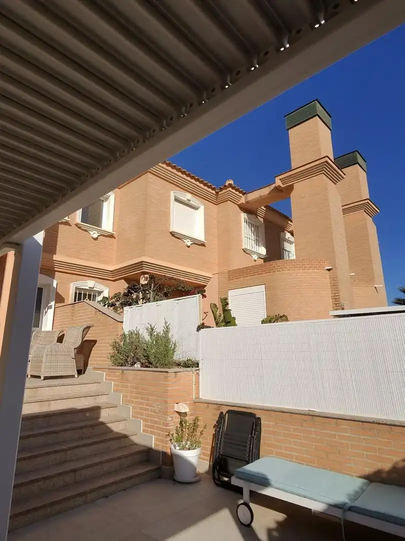 Vista exterior de Casa adosada en venda en Sant Joan d'Alacant