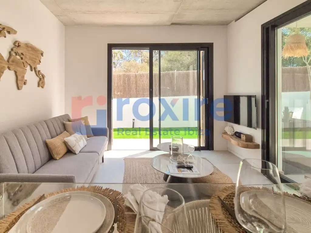 Vista exterior de Planta baixa en venda en Sant Antoni de Portmany amb Jardí privat, Terrassa i Piscina