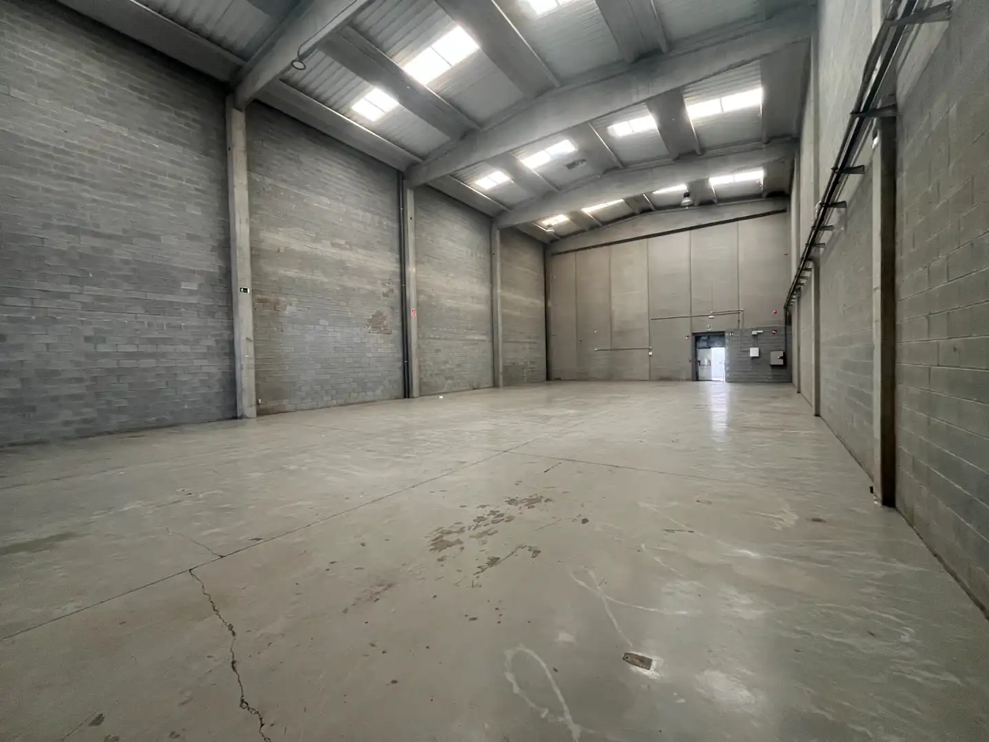 Industrial buildings for rent in Salt