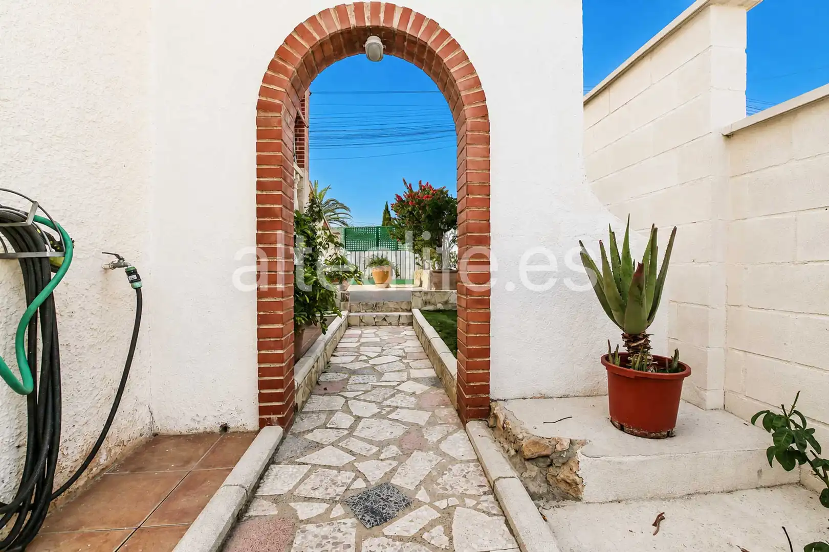Vista exterior de Casa o xalet en venda en La Nucia amb Aire condicionat, Jardí privat i Terrassa