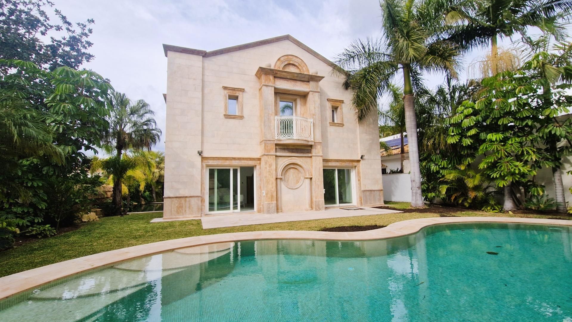 Vista exterior de Casa o xalet en venda en Marbella amb Aire condicionat, Jardí privat i Terrassa