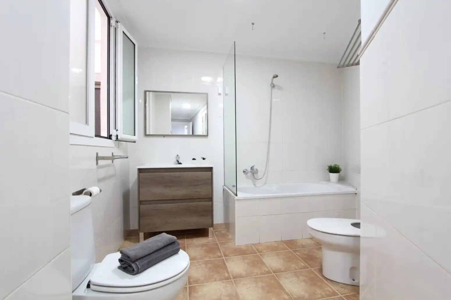 Badezimmer von Wohnung zur Miete in Valencia mit Heizung