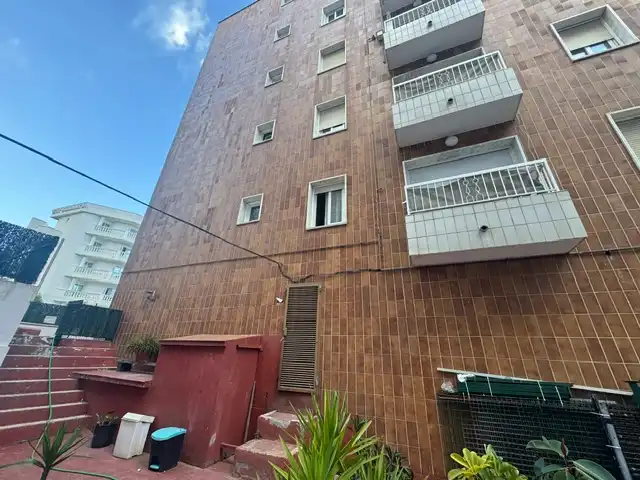 Vista exterior de Local en venta en Calella con Terraza y Alarma