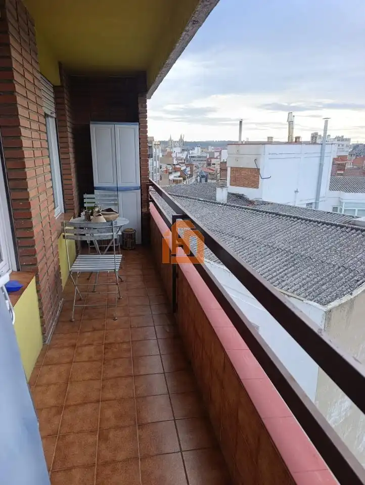 Terrassa de Pis de lloguer en León Capital  amb Calefacció, Parquet i Traster