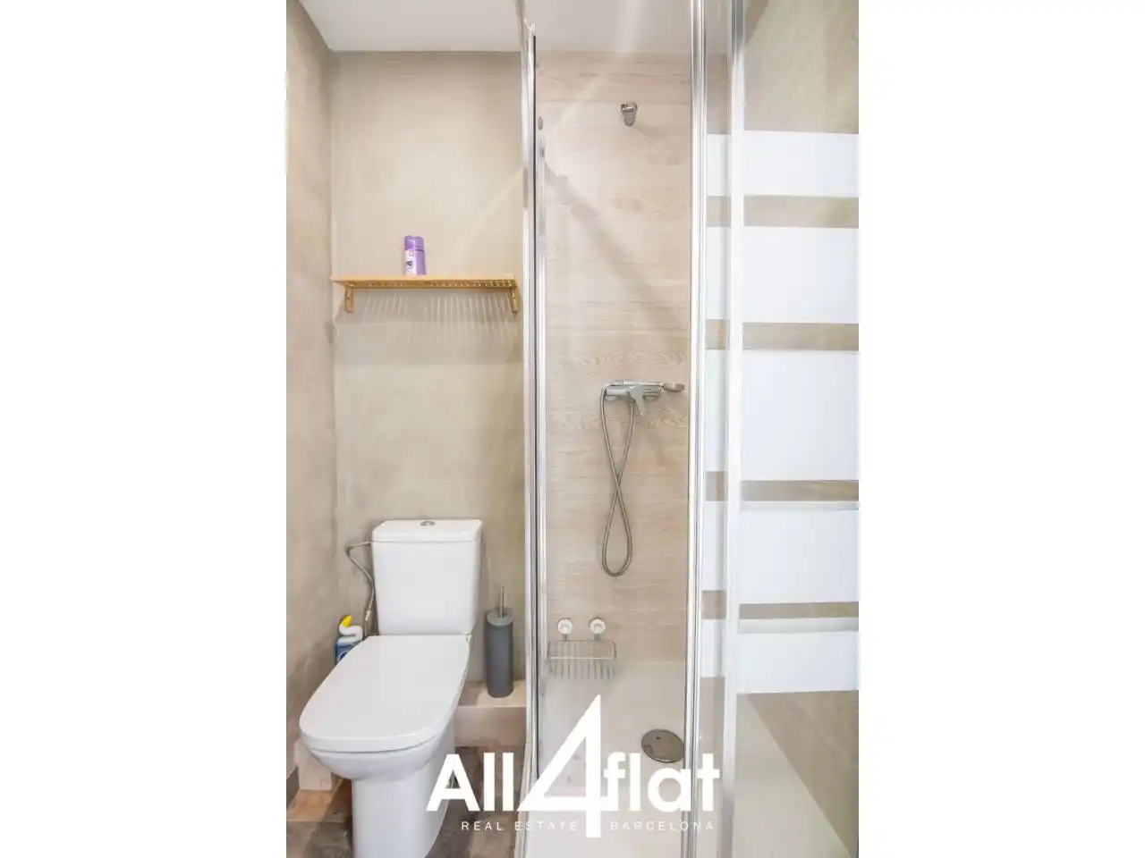 Badezimmer von Dachboden zur Miete in Barcelona mit Klimaanlage, Heizung und Parkett