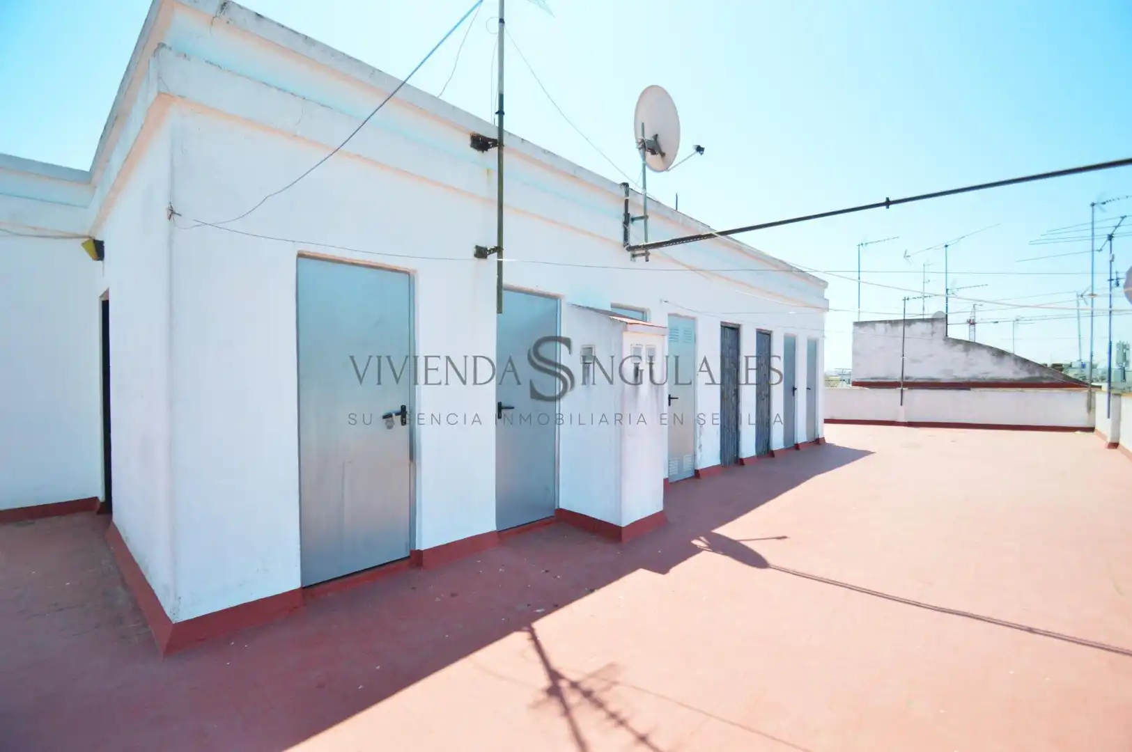 Exterior view of Flat for sale in Sevilla  with Air Conditioner, Terrace and Storage room