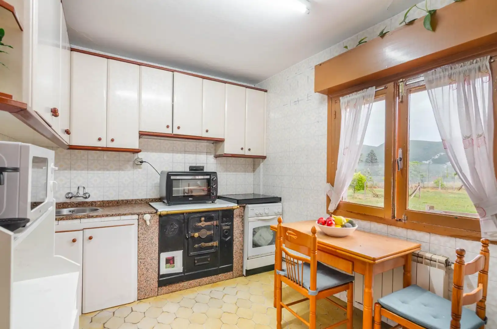 Cuina de Casa o xalet en venda en Oviedo  amb Calefacció, Jardí privat i Terrassa