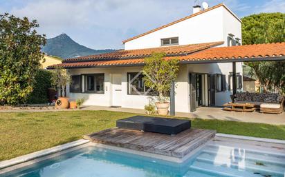 Vista exterior de Casa o xalet en venda en Cabrera de Mar amb Aire condicionat, Jardí privat i Traster