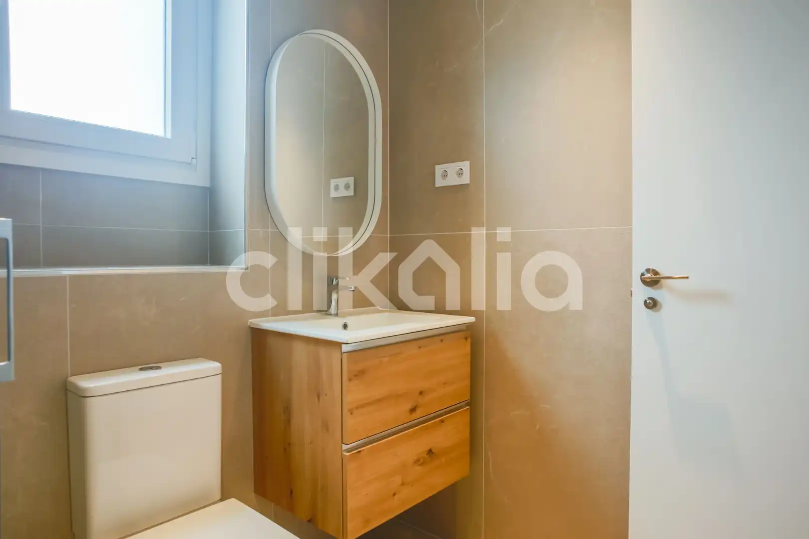 Bathroom of Flat for sale in Madrid  with Air Conditioner and Heating