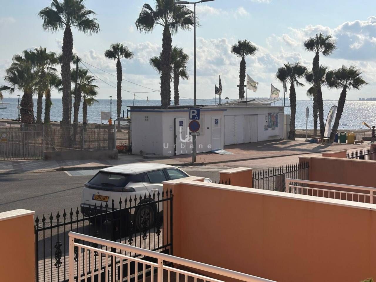 Vista exterior de Casa adosada en venda en Los Alcázares amb Aire condicionat, Calefacció i Jardí privat