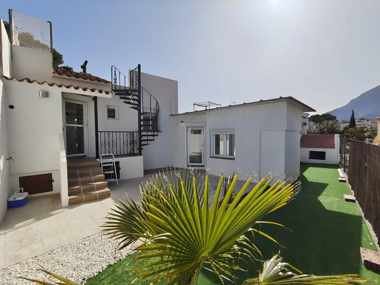 Vista exterior de Casa adosada en venda en La Nucia amb Aire condicionat, Jardí privat i Piscina comunitària